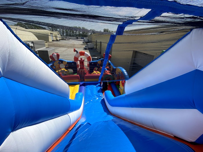 Надувной батут "Король Миньонов" 13,5*9*8,5 м