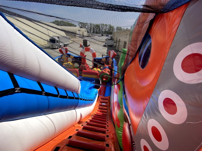 Надувной батут "Король Миньонов" 13,5*9*8,5 м