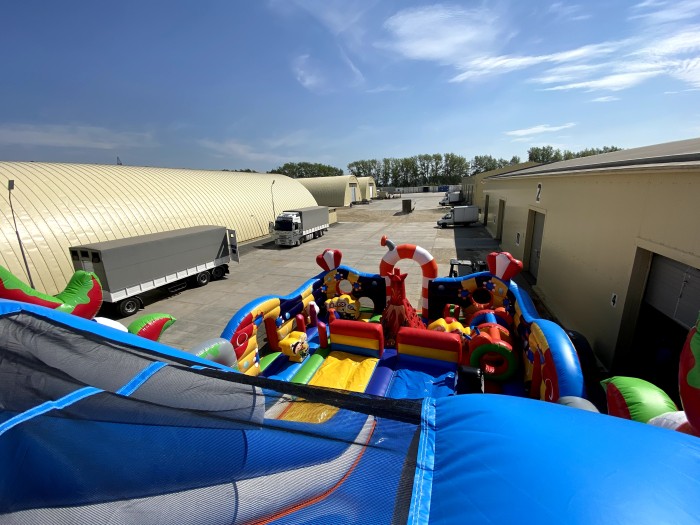 Надувной батут "Король Миньонов" 13,5*9*8,5 м