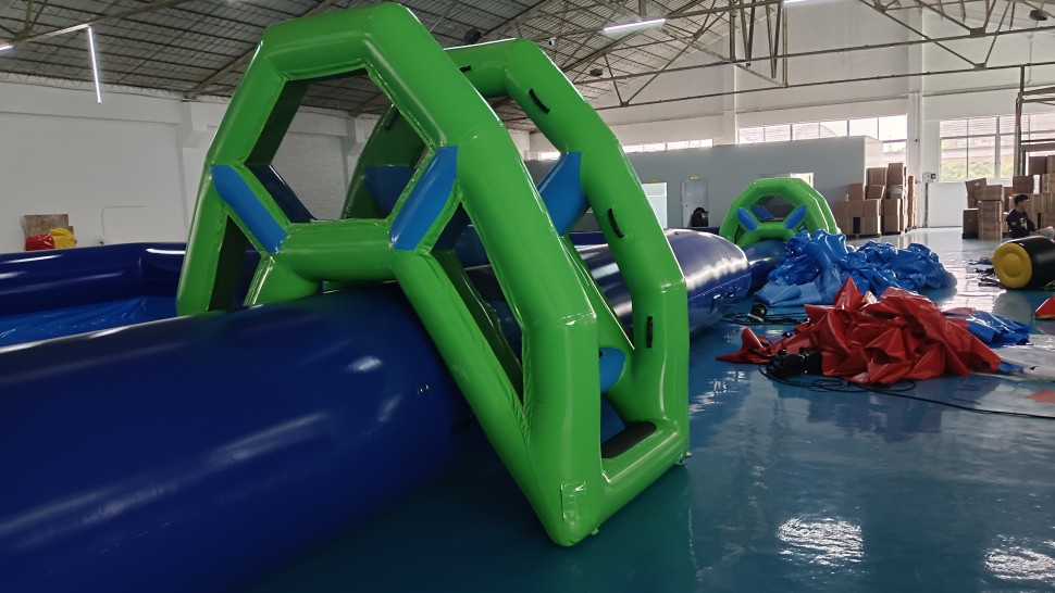 Надувной аквапарк 