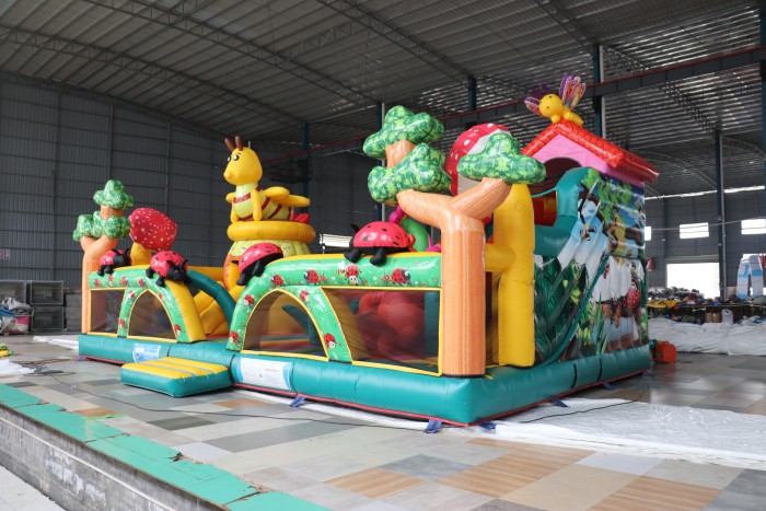 Надувной батут «Пчелка» 10*6*5 м