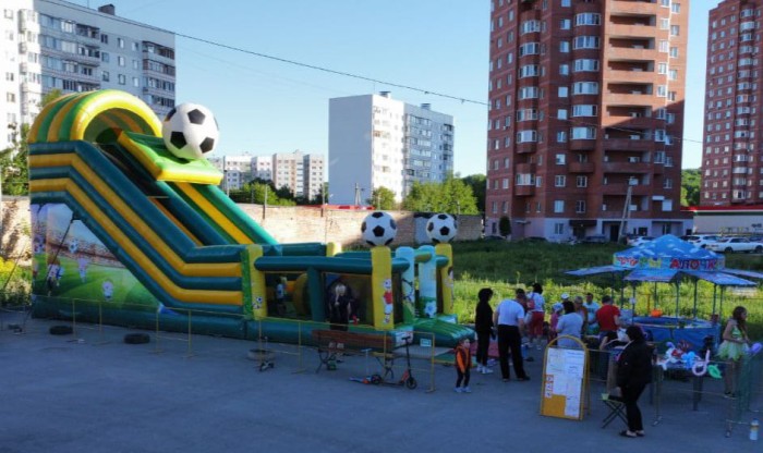 Надувная горка "Футбол" 12*4*7 м Б/У