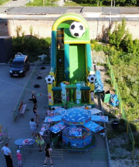 Надувная горка "Футбол" 12*4*7 м Б/У
