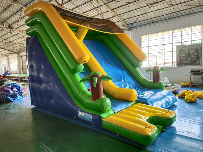 Надувная водная горка герметичная 4*4*4 м