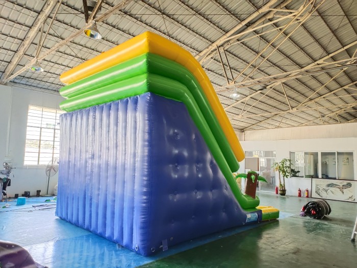Надувная водная горка герметичная 4*4*4 м