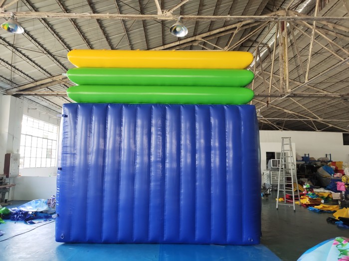 Надувная водная горка герметичная 4*4*4 м