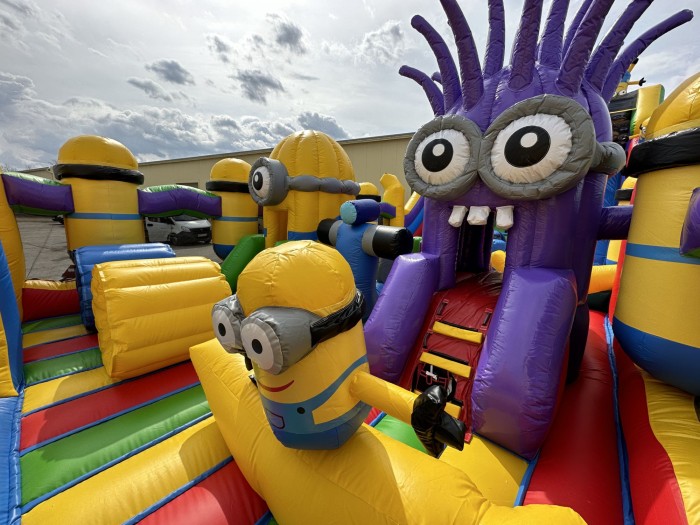 Надувной батут "Миньоны" 16*7*8,5 м
