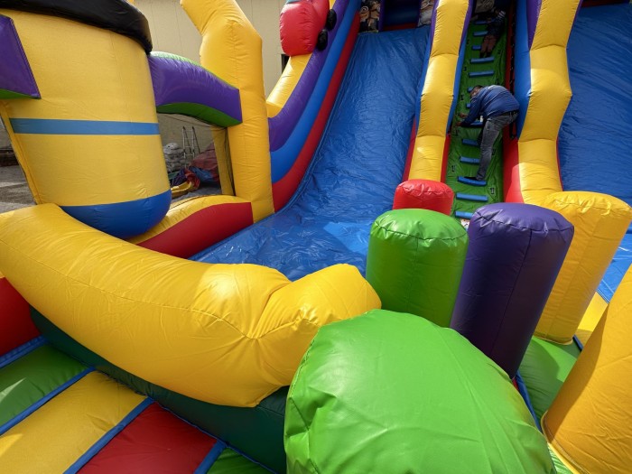 Надувной батут "Миньоны" 16*7*8,5 м