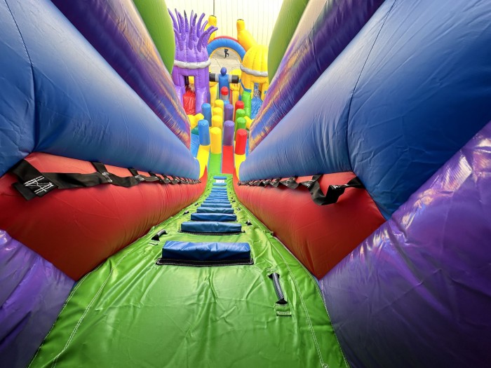 Надувной батут "Миньоны" 16*7*8,5 м