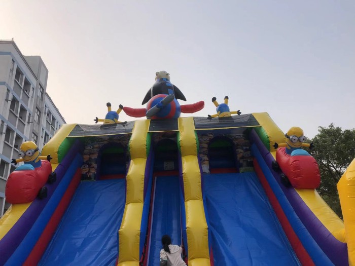 Надувной батут "Миньоны" 16*7*8,5 м