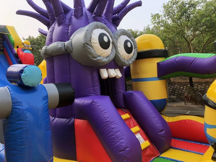 Надувной батут "Миньоны" 16*7*8,5 м