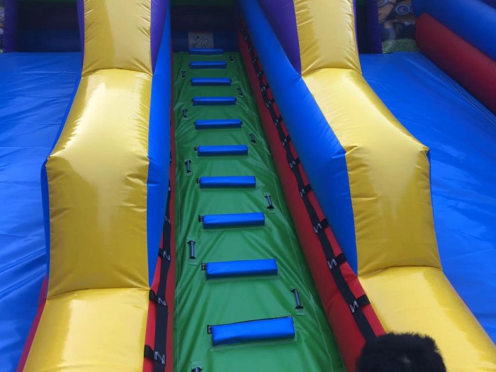 Надувной батут "Миньоны" 16*7*8,5 м