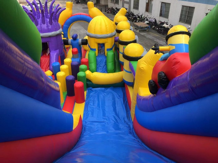 Надувной батут "Миньоны" 16*7*8,5 м