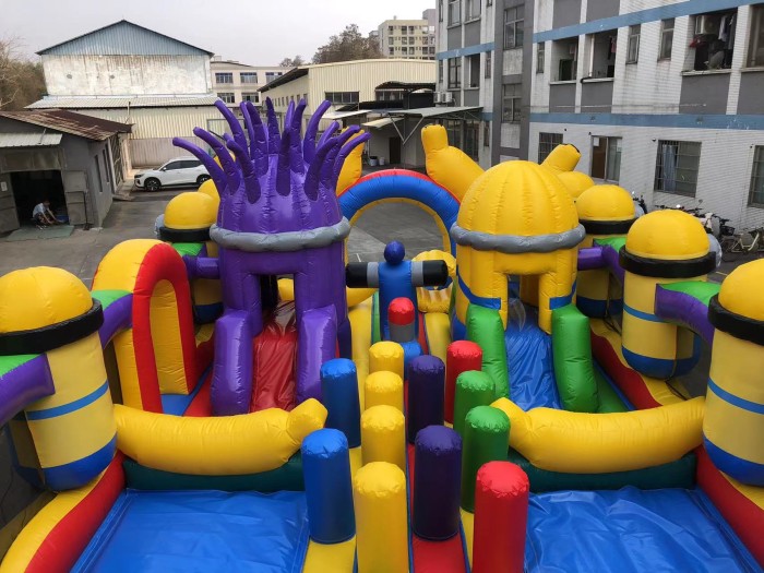 Надувной батут "Миньоны" 16*7*8,5 м