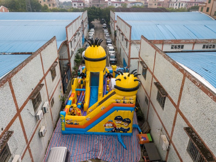 Надувная горка "Эра миньонов" 14*8*9