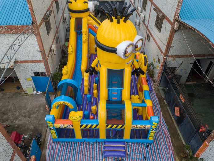 Надувная горка "Эра миньонов" 14*8*9