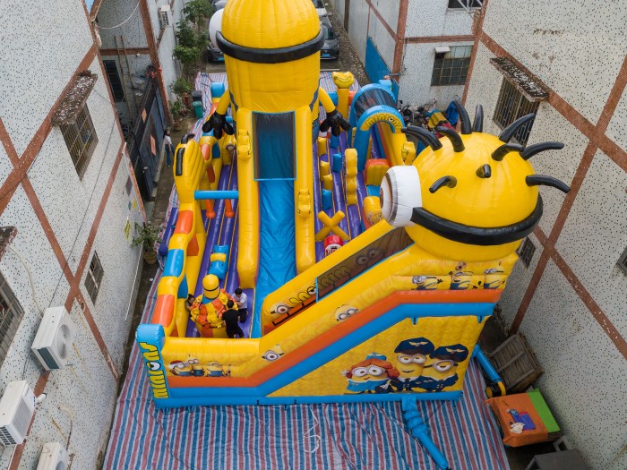 Надувная горка "Эра миньонов" 14*8*9