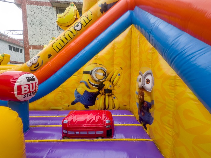 Надувная горка "Эра миньонов" 14*8*9