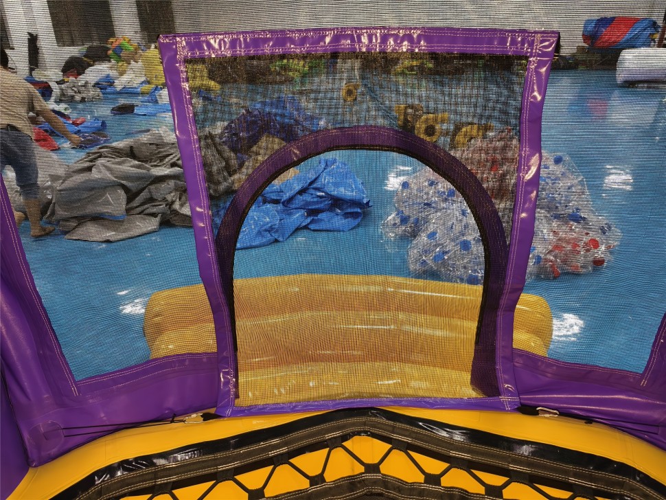 Надувной спортивный батут с сеткой 4*3*2,9 м