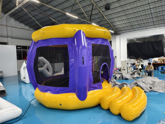 Надувной спортивный батут с сеткой 4*3*2,9 м