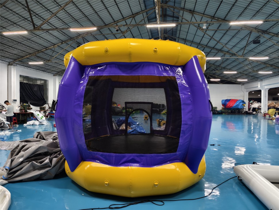 Надувной спортивный батут с сеткой 4*3*2,9 м