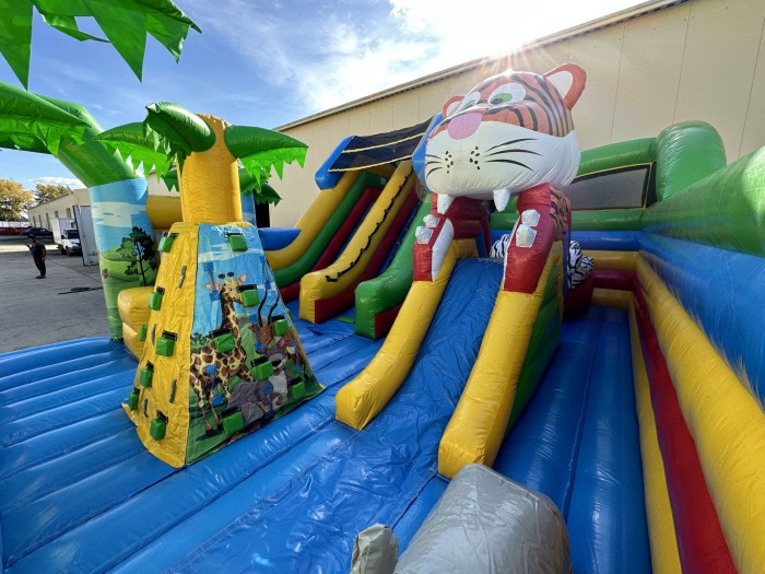 Надувная горка "Сафари джунгли" 8*6*4,6 м