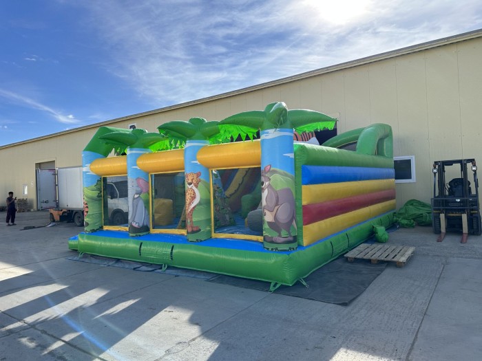 Надувная горка "Сафари джунгли" 8*6*4,6 м