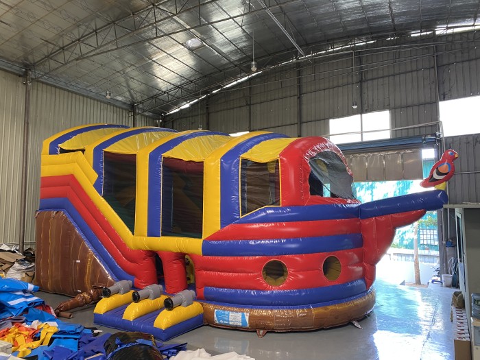 Надувной батут с крышей "Веселый Роджер" 10*6*6 м