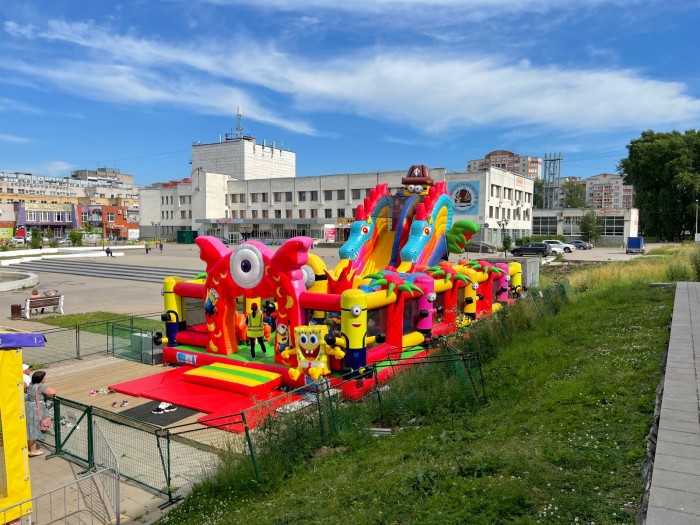 Надувной батут "Миньоны в тропиках" 14*7*7,3 м