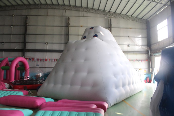 Надувной водный айсберг 7*5*5 м