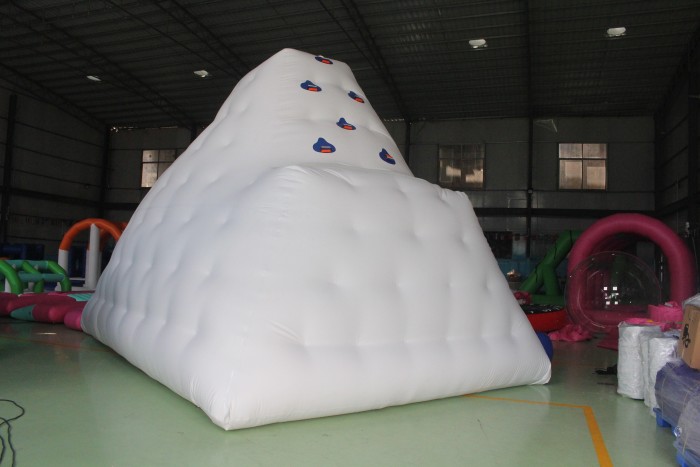 Надувной водный айсберг 7*5*5 м