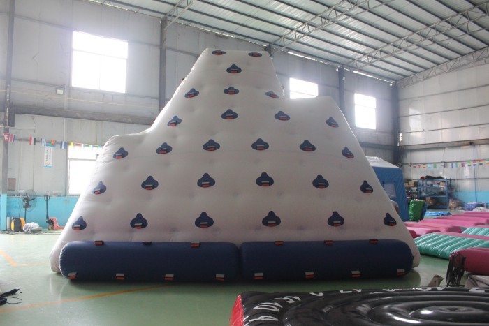 Надувной водный айсберг 7*5*5 м