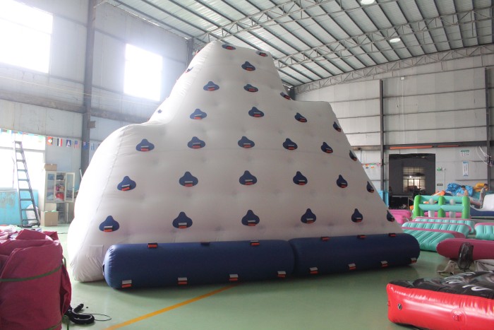 Надувной водный айсберг 7*5*5 м