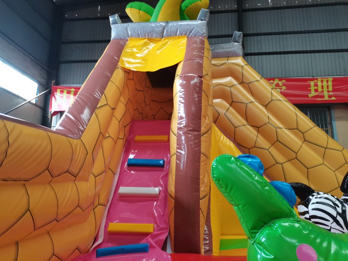 Надувной батут «Замок» размер 5*5*4,35 м 