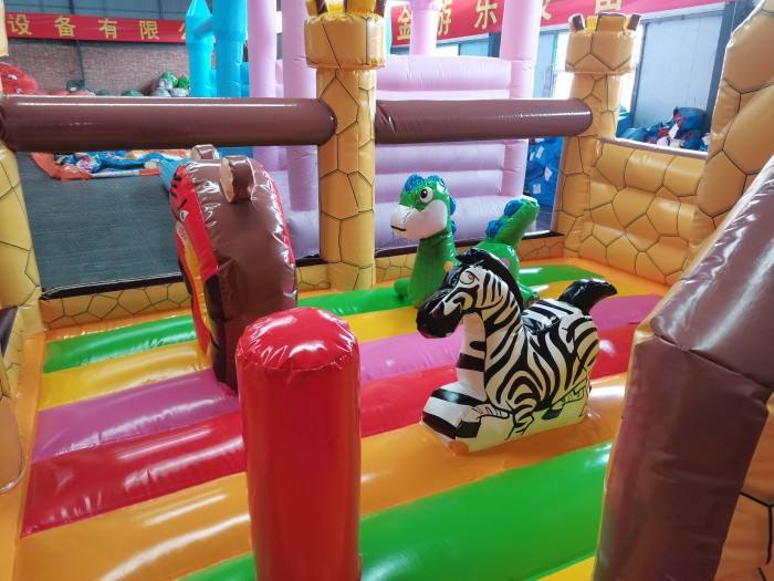 Надувной батут «Замок» размер 5*5*4,35 м 