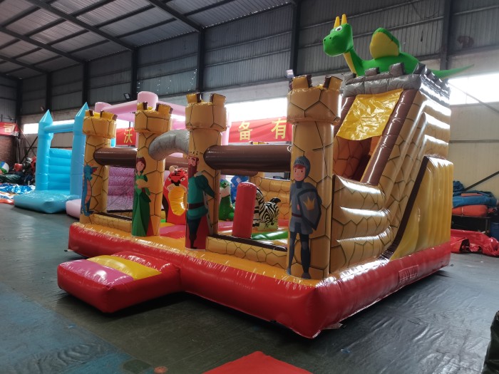 Надувной батут «Замок» размер 5*5*4,35 м 