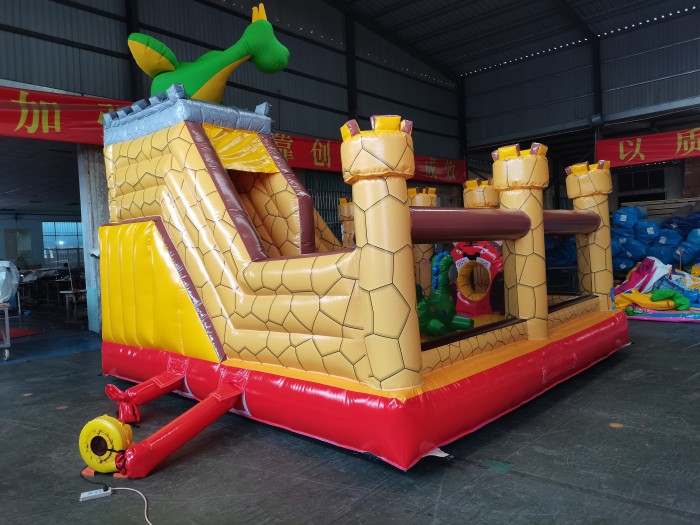 Надувной батут «Замок» размер 5*5*4,35 м 