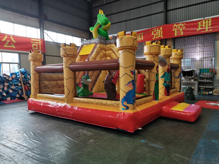 Надувной батут «Замок» размер 5*5*4,35 м 