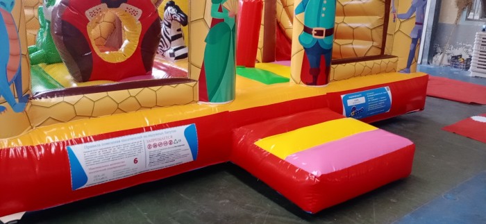 Надувной батут «Замок» размер 5*5*4,35 м 