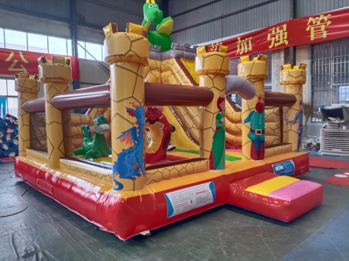 Надувной батут «Замок» размер 5*5*4,35 м 