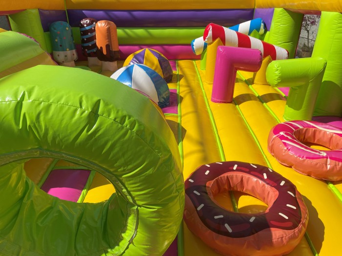 Надувной батут "Праздник" 7*5*3,3 м 