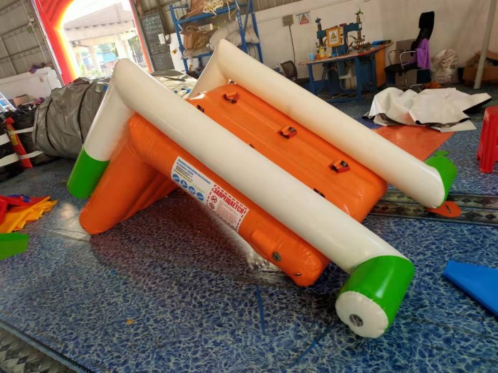 Надувная водная горка Луна 2,8*1,5*1,5 м