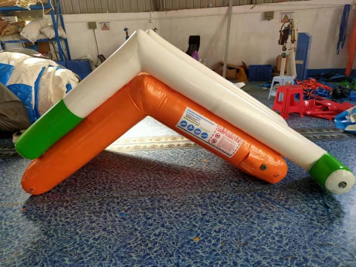 Надувная водная горка Луна 2,8*1,5*1,5 м