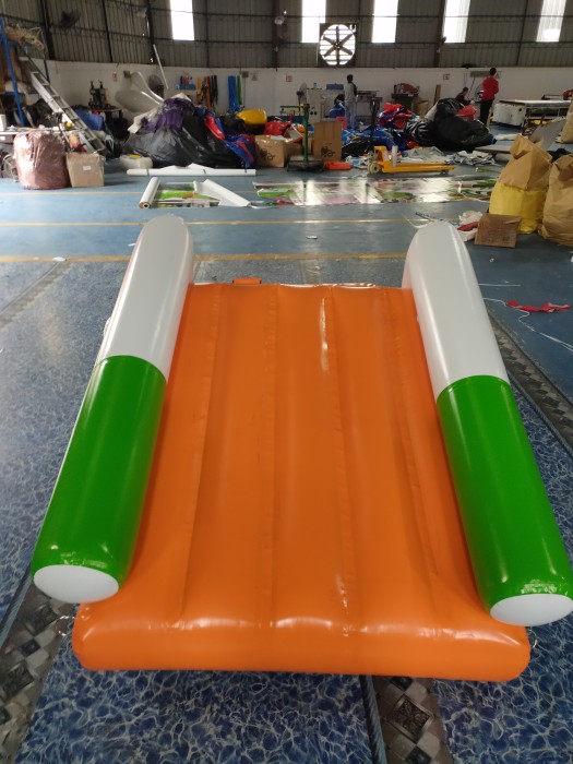 Надувная водная горка Луна 2,8*1,5*1,5 м