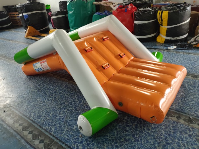 Надувная водная горка Луна 2,8*1,5*1,5 м