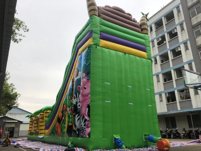 Надувной батут с горкой "Джунгли" 16,5*11*9,3 м