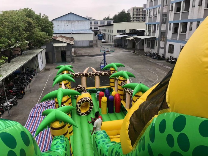 Надувной батут с горкой "Джунгли" 16,5*11*9,3 м