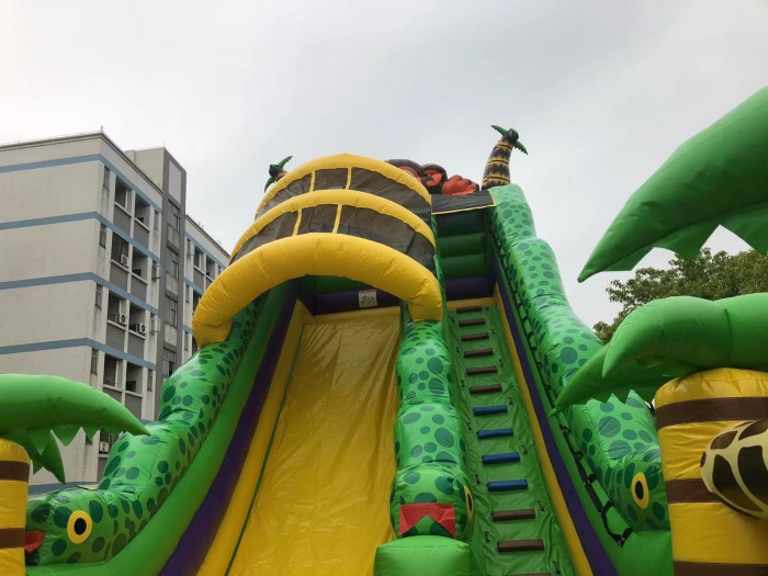 Надувной батут с горкой "Джунгли" 16,5*11*9,3 м