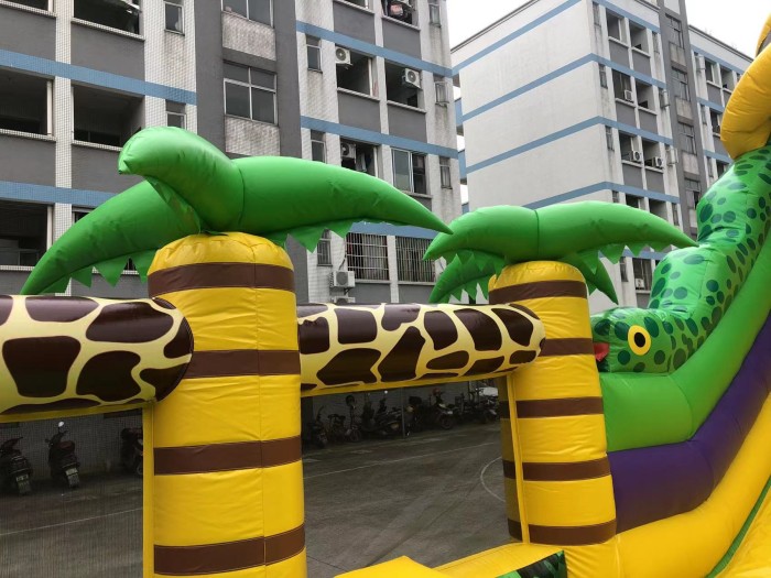 Надувной батут с горкой "Джунгли" 16,5*11*9,3 м