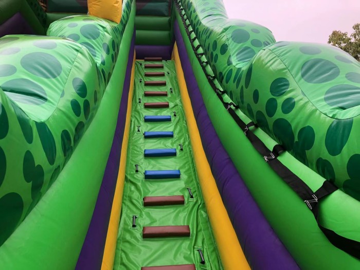 Надувной батут с горкой "Джунгли" 16,5*11*9,3 м